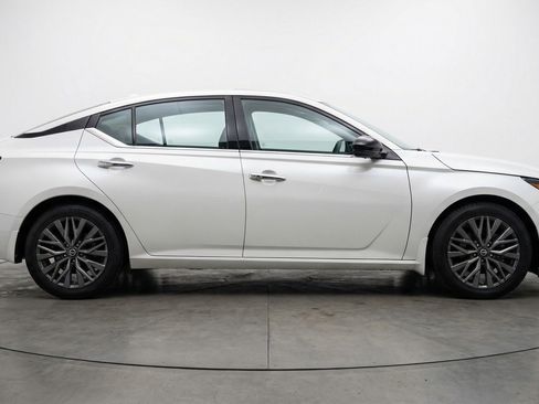 Used 2025 Nissan Altima 2.5 SV image 11