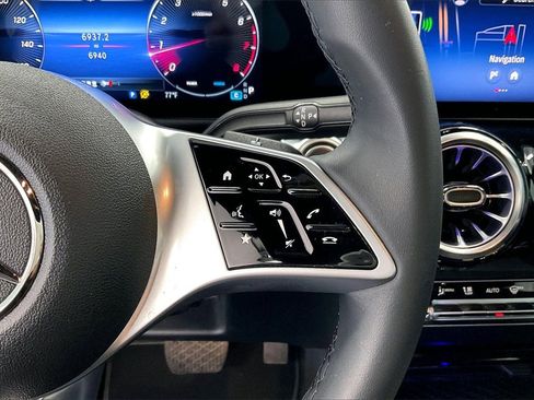 Used 2025 Mercedes-Benz GLB 250 4MATIC image 23