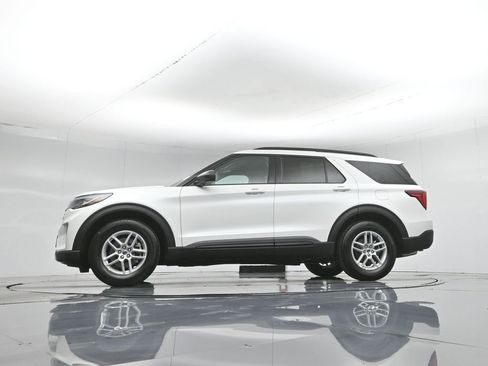 New 2026 Ford Explorer Active RWD image 7