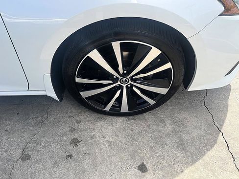 Used 2019 Nissan Altima 2.5 SR FWD image 11