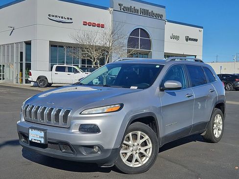 Used 2018 Jeep Cherokee Latitude image 2