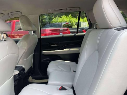 Used 2024 Toyota Grand Highlander AWD image 11