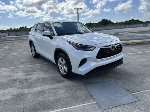 Used 2023 Toyota Highlander L FWD image 17