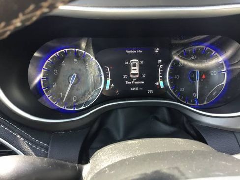 Used 2023 Chrysler Pacifica Touring-L FWD image 16