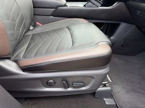 Used 2024 Nissan Pathfinder Platinum FWD image 16