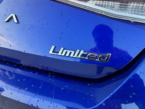 Used 2021 Hyundai Elantra Limited image 10