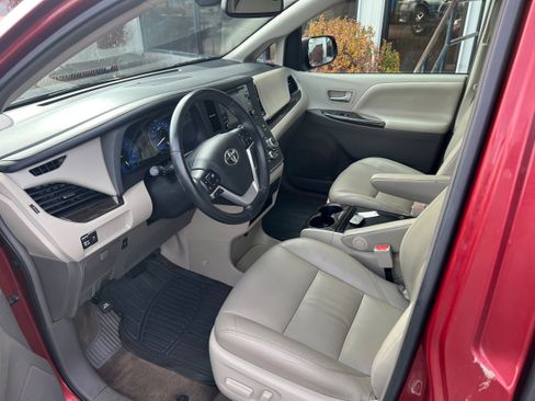 Used 2018 Toyota Sienna image 10