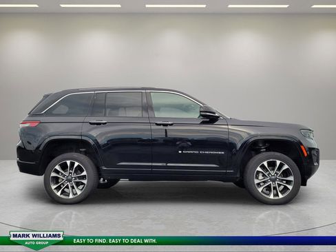 Used 2022 Jeep Grand Cherokee Overland w/ Luxury Tech Group IV AWD/4WD image 2