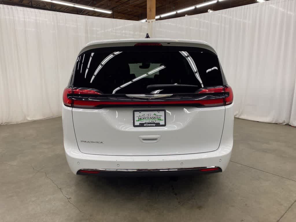 Used 2025 Chrysler Pacifica Select FWD image 5