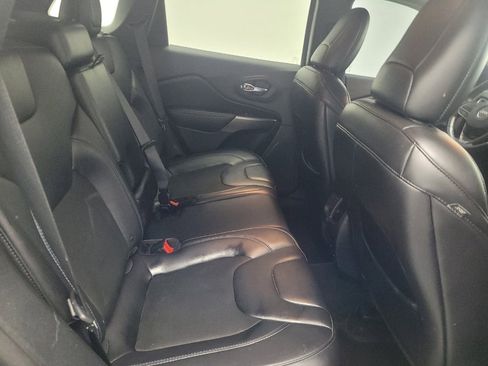 Used 2019 Jeep Cherokee Latitude Plus w/ Comfort/Convenience Group image 19