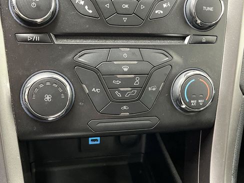 Used 2018 Ford Fusion SE FWD image 18
