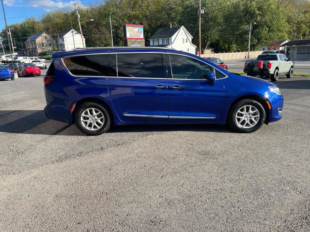 Used 2020 Chrysler Pacifica Touring-L FWD image 9