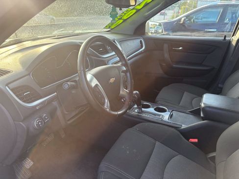 Used 2015 Chevrolet Traverse LT w/ Style and Technology Package FWD image 2