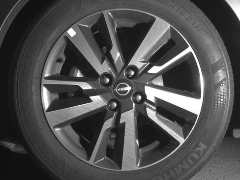 Used 2025 Nissan Versa SV image 12