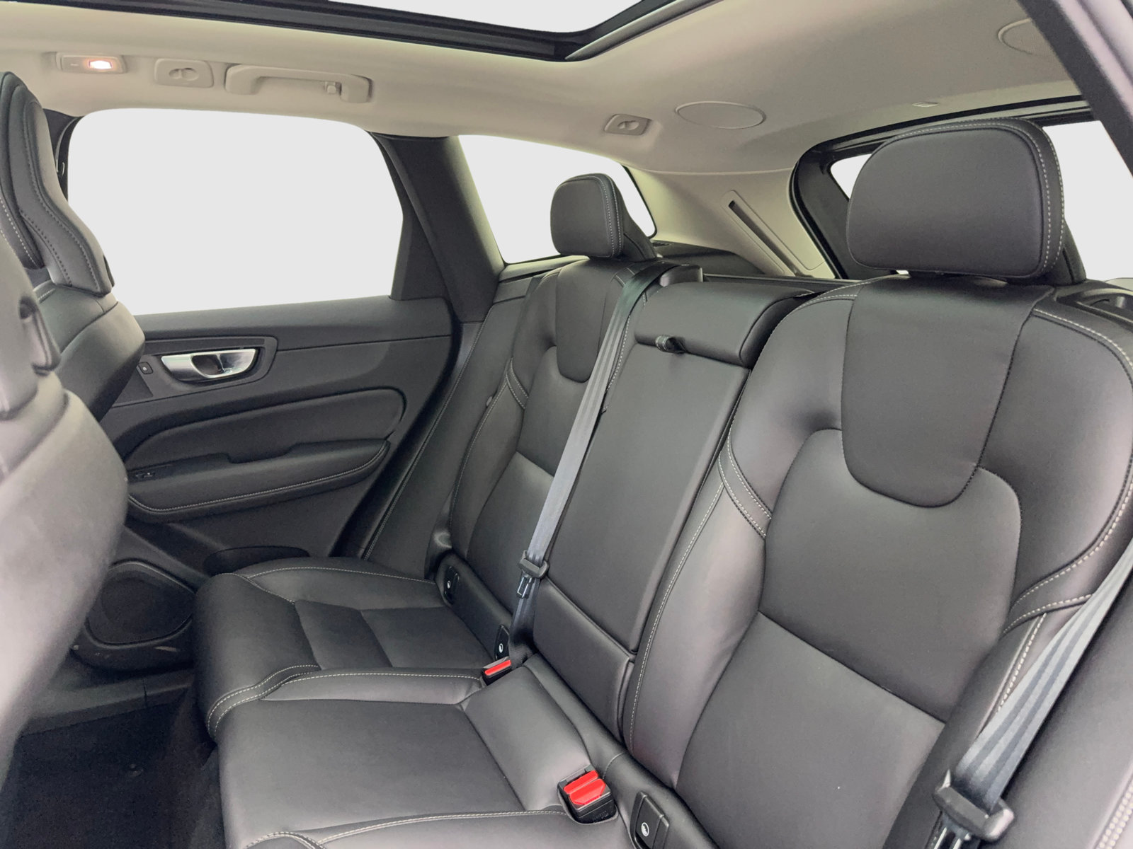 Used 2023 Volvo XC60 B6 Ultimate w/ Protection Package Premier AWD/4WD image 35
