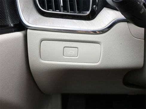 Used 2023 Volvo XC60 B5 Plus w/ Protection Package Premier image 28