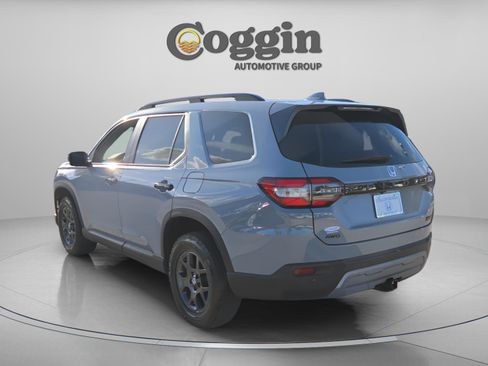 Used 2025 Honda Pilot TrailSport image 3