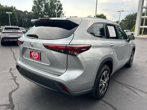 Used 2024 Toyota Highlander XLE AWD/4WD image 7