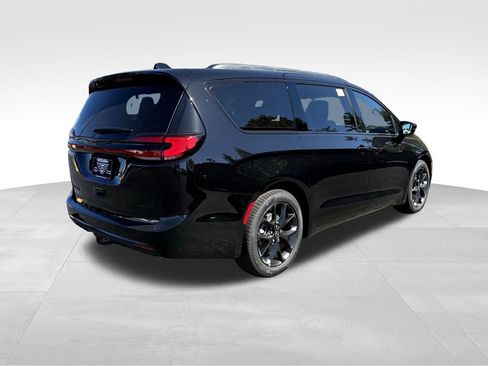 New 2026 Chrysler Pacifica Limited w/ Uconnect Theater Family Group image 8