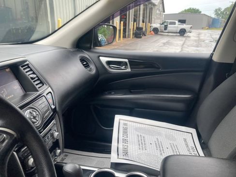 Used 2019 Nissan Pathfinder S AWD/4WD image 15