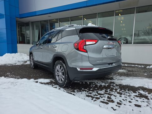 Used 2024 GMC Terrain SLT w/ Infotainment Package II image 3