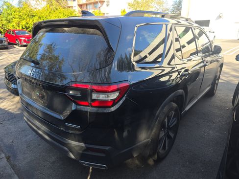 Used 2023 Honda Pilot Touring image 5
