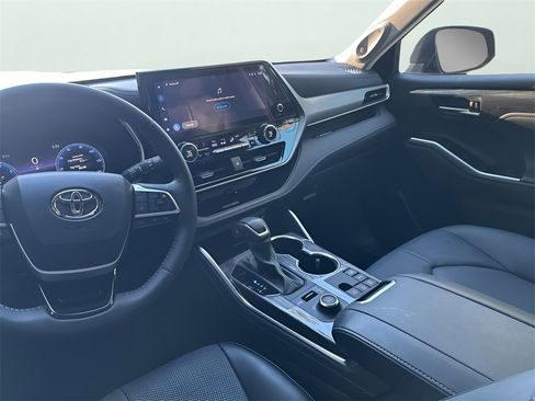 Used 2025 Toyota Highlander Platinum image 30