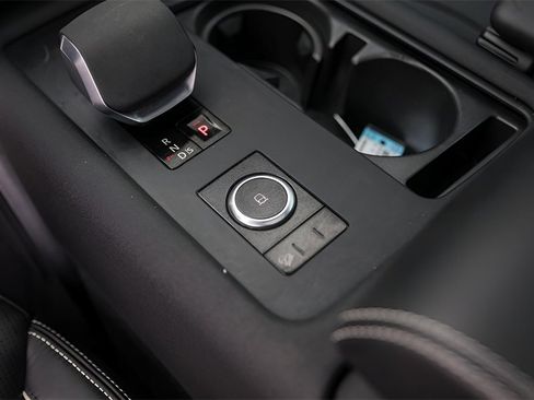 Used 2024 Land Rover Discovery Metropolitan Edition image 24