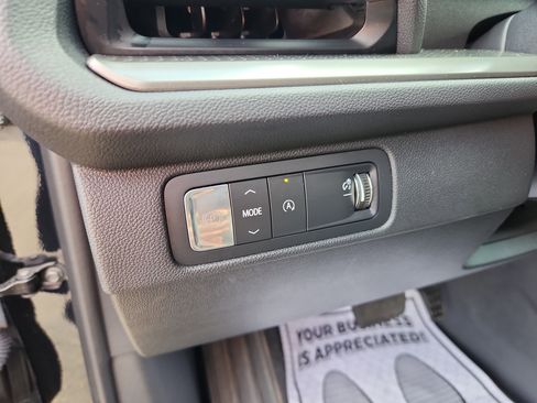 Used 2025 Chevrolet Traverse LT image 27