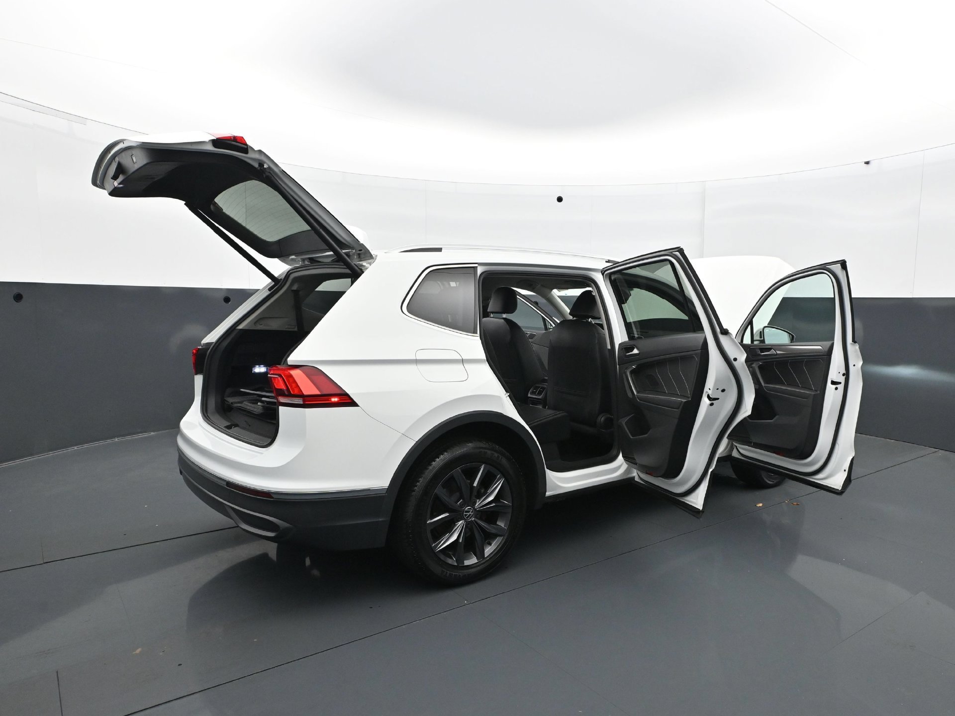 Used 2022 Volkswagen Tiguan SE FWD image 36