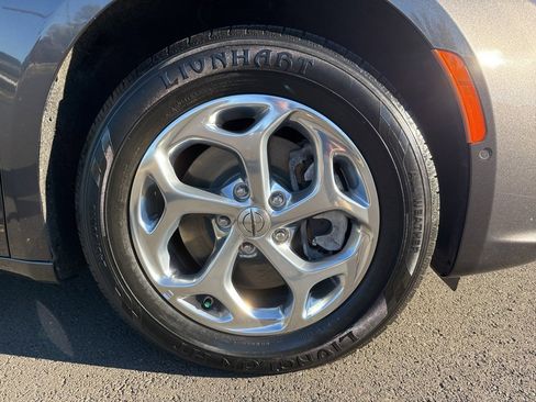 Used 2021 Chrysler Pacifica Limited w/ Premium & Safety Sphere Group image 9