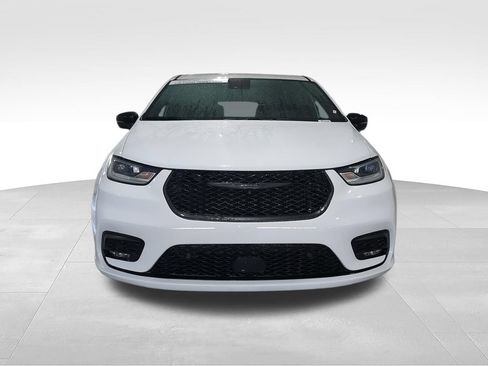 Used 2024 Chrysler Pacifica Limited FWD image 3