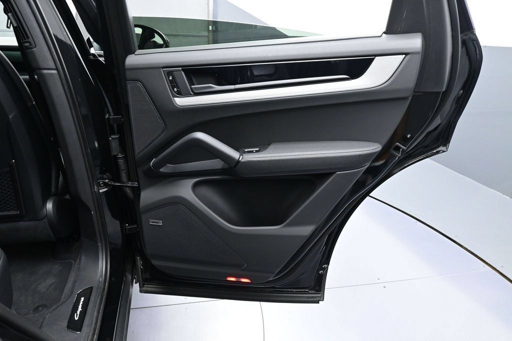 Certified 2025 Porsche Cayenne E-Hybrid Coupe AWD/4WD image 26