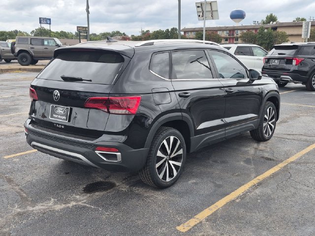Used 2024 Volkswagen Taos SE w/ Panoramic Sunroof Package FWD image 8