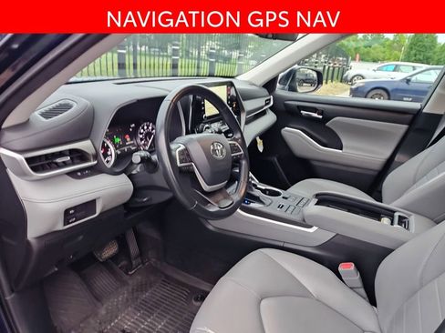 Used 2022 Toyota Highlander XLE AWD/4WD image 7
