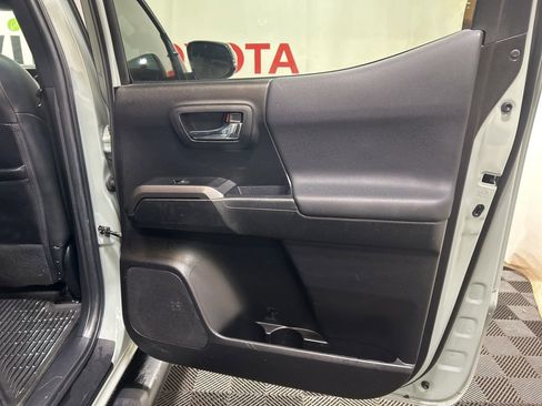 Used 2022 Toyota Tacoma TRD Off-Road image 12