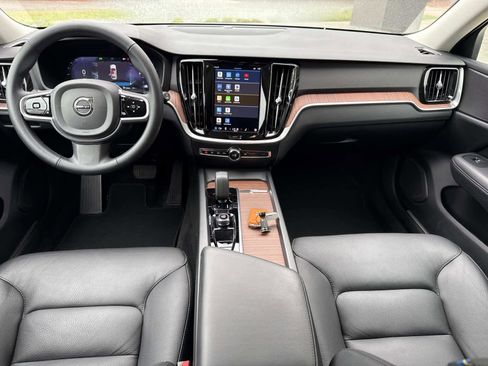 Used 2023 Volvo V60 B5 Cross Country Plus image 13