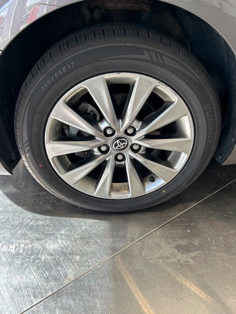 Used 2017 Toyota Camry XLE w/ Moonroof Package FWD image 4