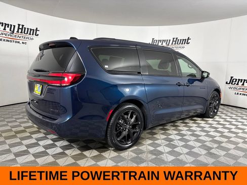 Used 2025 Chrysler Pacifica Limited FWD image 6