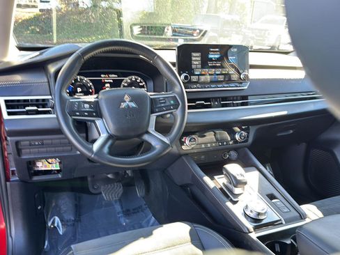 Used 2024 Mitsubishi Outlander SE Black Edition image 16