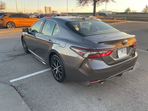 Used 2021 Toyota Camry SE image 5