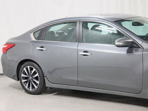 Used 2017 Nissan Altima 2.5 SL w/ Moonroof Package image 3