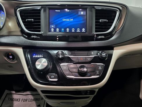 Used 2020 Chrysler Voyager Lxi image 13