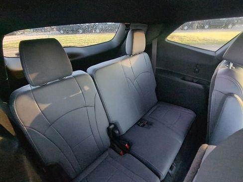 Used 2023 Buick Enclave Essence w/ Sport Touring Edition FWD image 5