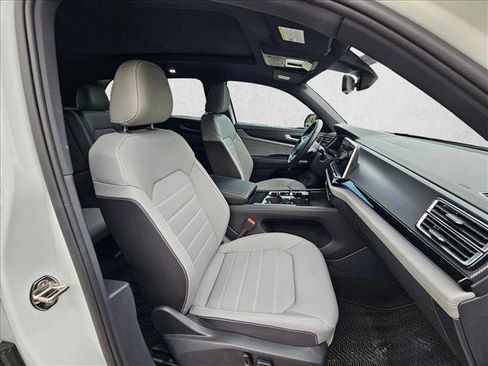 Used 2025 Volkswagen Atlas Cross Sport SEL R-Line image 16