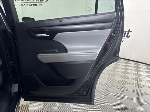 Used 2025 Toyota Highlander XLE AWD/4WD image 25