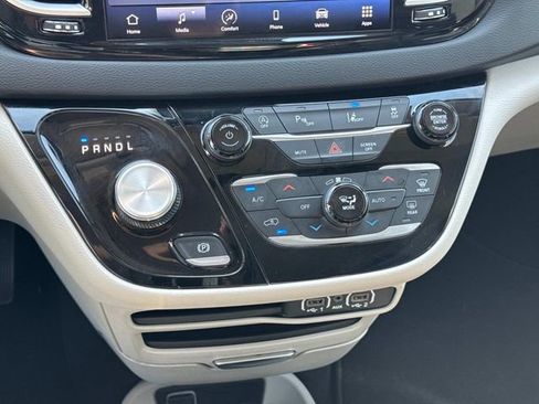 Used 2023 Chrysler Pacifica Touring-L FWD image 32