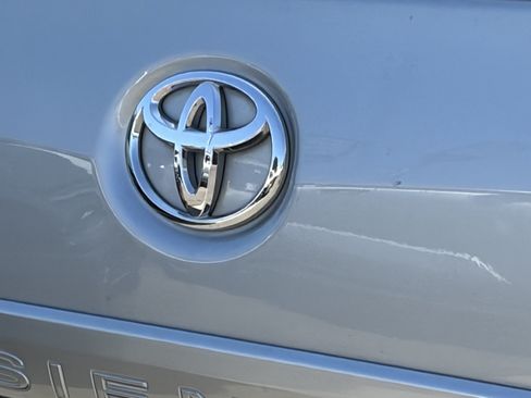 Used 2019 Toyota Sienna LE w/ Carpet Mat Package FWD image 4