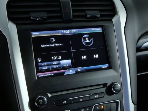 Used 2016 Ford Fusion SE FWD image 18