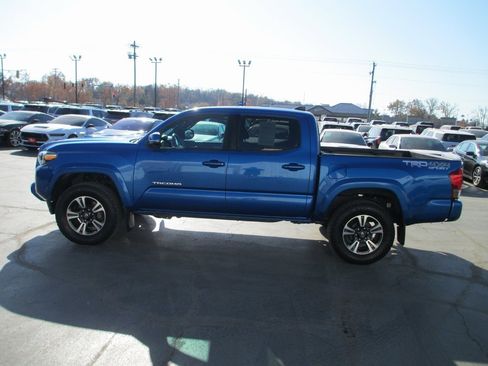 Used 2017 Toyota Tacoma TRD Sport image 8